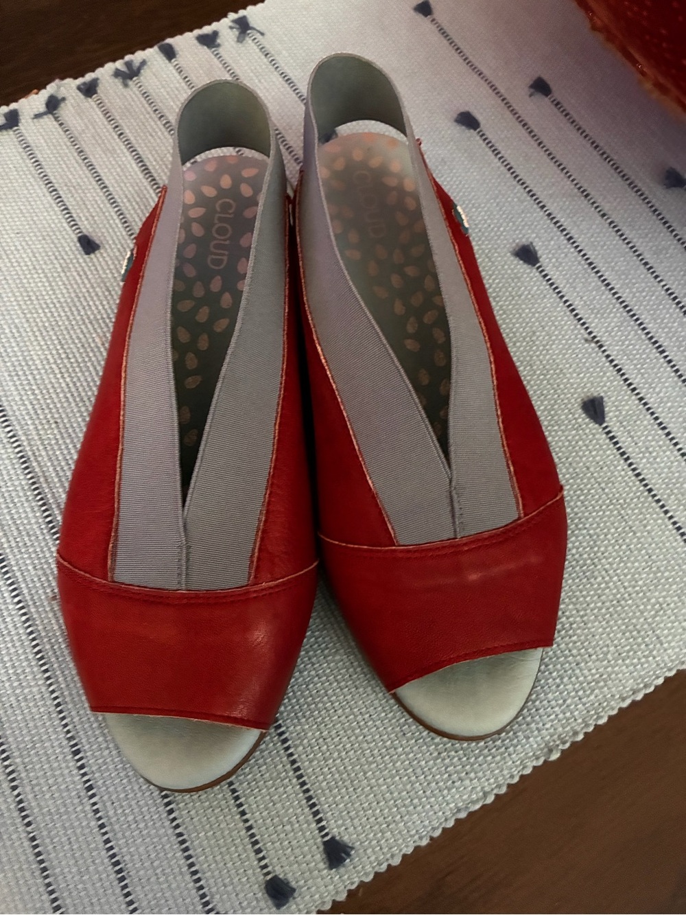 Cloud Caliber 37/6.5 leather Red Peep-Toe Women’s Slip-On Flats